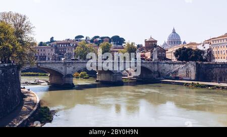 Skyline avec pont Ponte Vittorio Emanuele II et de l'architecture classique à Rome, Vatican décors plus Tibre. Banque D'Images