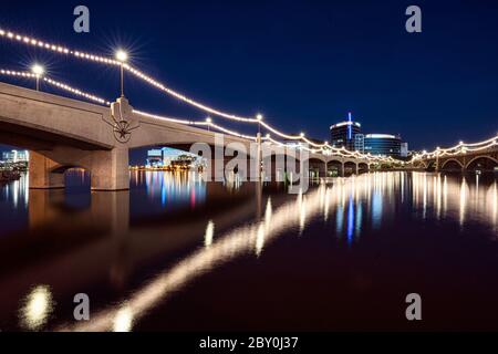 Mill Street Bridge sur Tempe Town Lake près de Phoenix, Arizona Banque D'Images