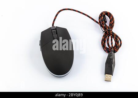 Souris laser noire avec câble usb. Souris d'ordinateur isolée sur fond blanc. Banque D'Images