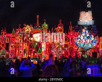 ANAHEIM, CALIFORNIE - 1er décembre 2016 - c'est un petit monde de vacances dans le Disneyland Resort Banque D'Images