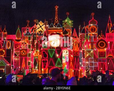 ANAHEIM, CALIFORNIE - 1er décembre 2016 - c'est un petit monde de vacances dans le Disneyland Resort Banque D'Images