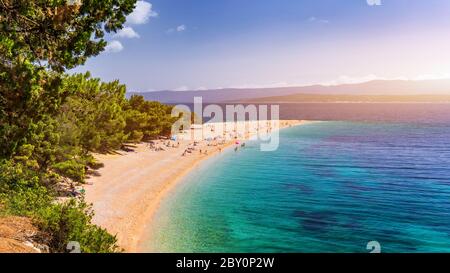 Beau panorama de l'Adriatique célèbre plage de Zlatni Rat (Corne d'or ou du Cap) avec de l'eau turquoise , Île de Brac Croatie l'été. Un célèbre Banque D'Images