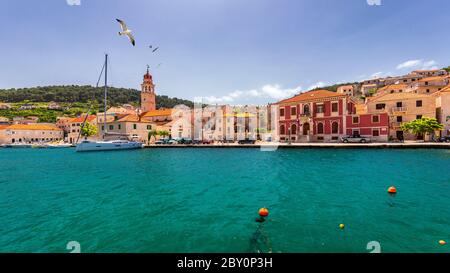 Panorama de la ville pittoresque Sutivan en Croatie, l'île de Brac, l'Europe. La ville de Supetar avec panorama méditerranéen seagull's survolant la ville. La Croatie Banque D'Images