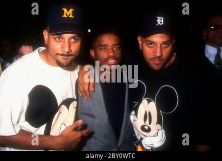 Los Angeles, Californie, États-Unis 2 octobre 1995 (L-R) réalisateur/producteur Albert Hughes, acteur Larenz Tate et réalisateur/producteur Allen Hughes assistent à la première des présidents de Buena Vista Pictures « Dead Presidents » le 2 octobre 1995 au DGA Theatre de Los Angeles, Californie, États-Unis. Photo par Barry King/Alay stock photo Banque D'Images