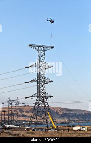 Ligne de chaussettes volantes d'hélicoptère, enfilant l'aiguille pour la phase centrale, voyageurs triple paquet, tour de transmission électrique. Hélicoptère Hughes 500. Banque D'Images