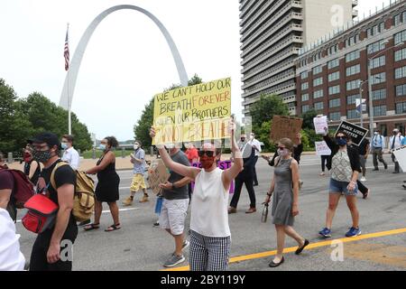 St. Louis, États-Unis. 08 juin 2020. Les marcheurs tiennent des signes à l'approche de l'ancien palais de justice lors d'une marche pour les vies noires perdues et contre les inégalités profondément enracinées dans le système juridique criminel, à Saint-Louis, le lundi 8 juin 2020. Le groupe composé d'étudiants, de procureurs et de défenseurs publics, a défilé de la Cour d'appel au Palais fédéral puis sur l'ancien palais de justice. Photo de Bill Greenblatt/UPI crédit: UPI/Alay Live News Banque D'Images