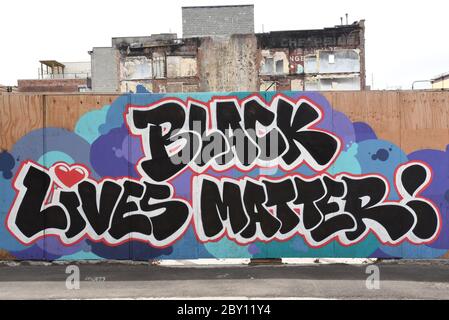 Un tableau de style graffiti sur une clôture temporaire en bois entourant un chantier de construction à Victoria, en Colombie-Britannique, au Canada, représente le slogan Black L. Banque D'Images