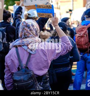 SEATTLE, États-Unis - 6 JUIN 2020 : une femme musulmane tient un signe dans une manifestation contre le racisme près d'un quartier de la police de Seattle Banque D'Images