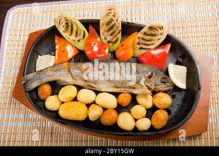 Truites grillées .la cuisine japonaise Banque D'Images