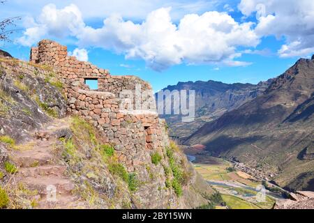 Paysage à Pisac au-dessus de la Vallée Sacrée, région de Cusco, Pérou Banque D'Images
