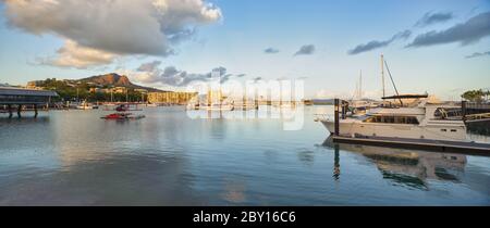 Vue panoramique sur le port de plaisance de Townsville avec de nombreux objets amarrés, dont l'hydravion Red Baron, Queensland, Australie. Banque D'Images