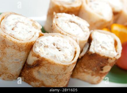 Crêpes farcies avec des chés de cottage Banque D'Images