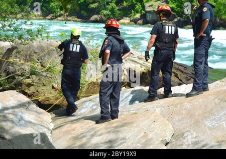 NIAGARA RIVER (ONTARIO), CANADA - le 6 JUIN 2020 - l'équipe de sauvetage de la rivière Niagara en action prend la tête d'un adolescent coincé dans la gorge de la rivière Niagara Banque D'Images