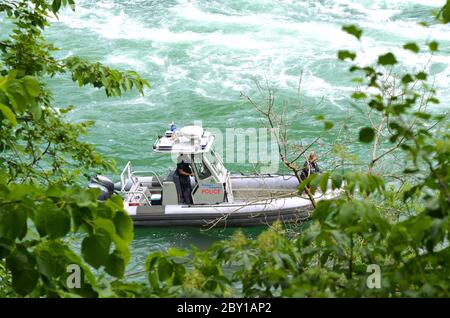 NIAGARA RIVER (ONTARIO), CANADA - le 6 JUIN 2020 - l'équipe de sauvetage de la rivière Niagara est en train de chercher et de transporter des personnes dans la gorge de la rivière Niagara Banque D'Images