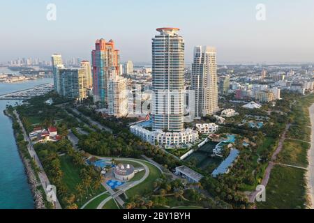 Vue aérienne du parc South Pointe et de South Beach à Miami Beach, Floride au lever du soleil avec les gratte-ciel de Port Miami et de la ville de Miami en arrière-plan. Banque D'Images