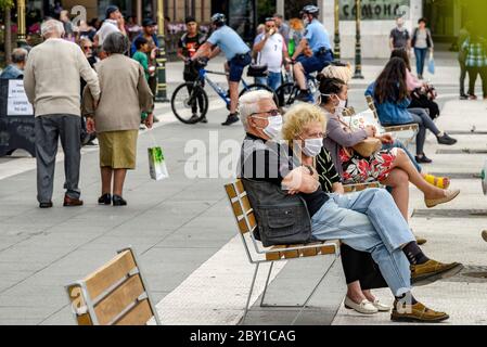 Skopje, Macédoine du Nord. 8 juin 2020. Un couple âgé portant un masque facial s'assoit sur un banc sur la place principale de Skopje, capitale de la Macédoine du Nord, le 8 juin 2020. Crédit: Tomislav Georgiev/Xinhua/Alay Live News Banque D'Images