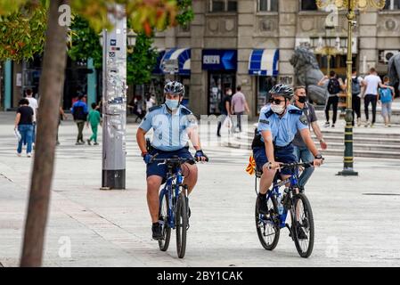 Skopje, Macédoine du Nord. 8 juin 2020. Deux policiers portant des masques potrol sur des bicyclettes sur la place principale de Skopje, capitale de la Macédoine du Nord, le 8 juin 2020. Crédit: Tomislav Georgiev/Xinhua/Alay Live News Banque D'Images