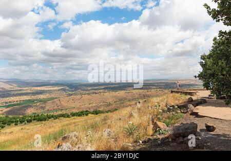 Paysage sur les hauteurs du Golan contre le ciel bleu en Israël Banque D'Images