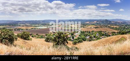 Vue panoramique sur Morgan Hill, une ville principalement résidentielle et agricole dans le comté de Santa Clara, Californie ; herbe sèche qui pousse haut sur les collines Visib Banque D'Images