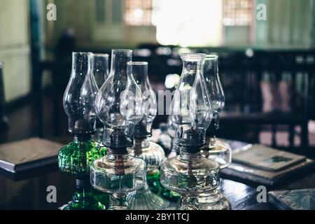 Gros plan des lampes au kérosène d'époque STILL en bon état. Mise au point sélective. Copier l'espace. Banque D'Images