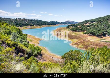 Vue en grand angle du réservoir Anderson, un lac artificiel de Morgan Hill, géré par le quartier des eaux de la vallée de Santa Clara, maintenu à un niveau bas due t Banque D'Images