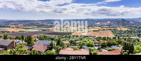 Vue panoramique sur Morgan Hill, une ville principalement résidentielle et agricole dans le comté de Santa Clara, Californie; quartier résidentiel visible dans le f Banque D'Images