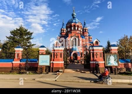 Irkoutsk, Russie - 8 octobre 2019 : une femme en fauteuil roulant est la mendicité de l'église orthodoxe de la dame de Kazan Banque D'Images