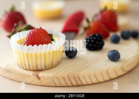 Mini-cheesecake décoré de myrtille, mûres et fraises Banque D'Images