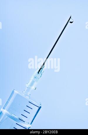 seringue avec goutte sur l'aiguille Banque D'Images