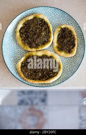 Gros plan de la Manaqish b'il Za'atar, un plat de léventine populaire couramment attribué à la cuisine arabe. Banque D'Images