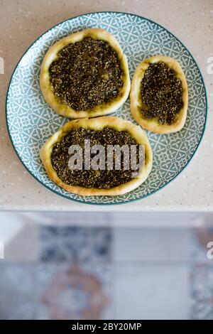 Gros plan de la Manaqish b'il Za'atar, un plat de léventine populaire couramment attribué à la cuisine arabe. Banque D'Images