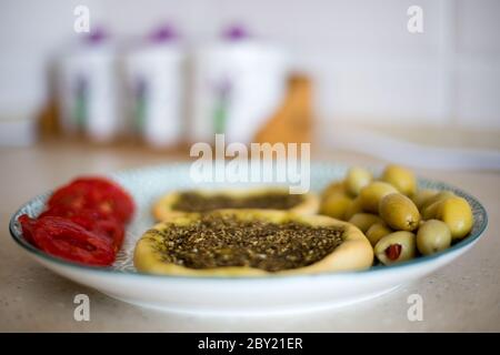 Gros plan de la Manaqish b'il Za'atar, un plat de léventine populaire couramment attribué à la cuisine arabe. Banque D'Images