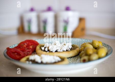 Gros plan de la Manaqish b'il Za'atar, un plat de léventine populaire couramment attribué à la cuisine arabe. Banque D'Images