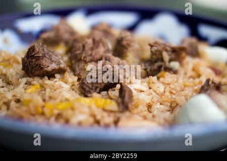 Gros plan sur le plov, un plat populaire d'Asie centrale généralement attribué à la cuisine ouzbek. Banque D'Images