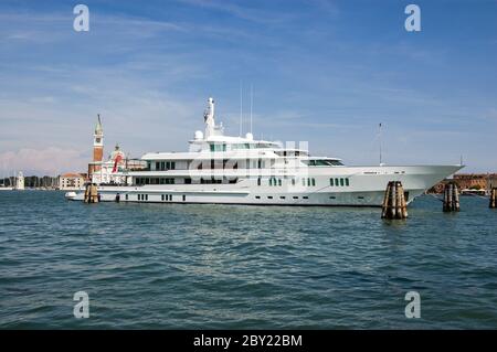 Venise, Italie - 12 juin 2011 : le yacht à moteur de luxe Siran ancré à Venise. Le super yacht est la propriété du multi millionnaire Bob Manoukian. Banque D'Images