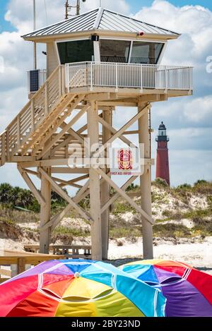 Scène de plage de Floride au parc Light House point, juste au sud de Daytona Beach, avec phare historique de Ponce Inlet au-delà des dunes de plage. (ÉTATS-UNIS) Banque D'Images