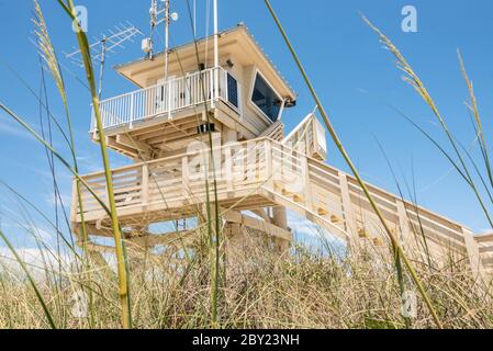 Station de sauveteurs qui s'élève au-dessus des dunes de la plage au parc Ponce Inlet's Light House point, près de Daytona Beach, Floride. Banque D'Images