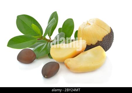 Fruit serpent,Salacca (zakacca,Salak Indo) avec des feuilles vertes isolé sur fond blanc Banque D'Images