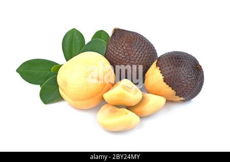 Fruit serpent,Salacca (zakacca,Salak Indo) avec des feuilles vertes isolé sur fond blanc Banque D'Images