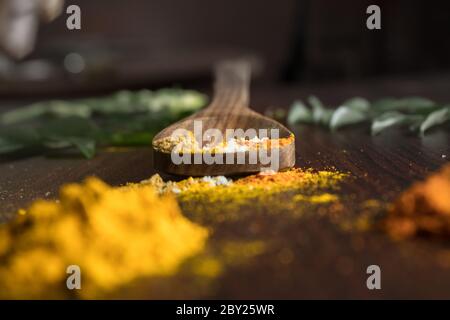 Les ingrédients de la nourriture magnifiquement garnie sur le dessus de table incluent diverses épices comme le froid, le citron, les feuilles de curry, le gingembre, l'ail, les crevettes, les cuillères etc Banque D'Images