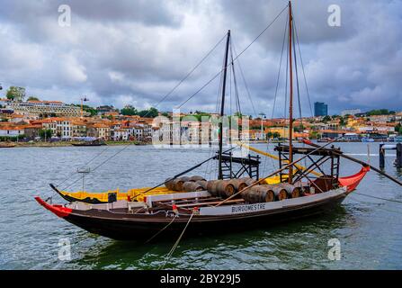 Porto, Portugal - 31 mai 2018 : vieux rabelo traditionnel avec des fûts de Porto amarrés sur le Douro en face des célèbres caves portugaises Banque D'Images