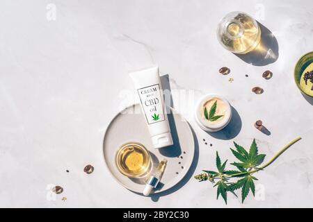 Huile CBD cosmétique. Produits cosmétiques avec de l'huile de cannabis, teinture Flat Lay Banque D'Images