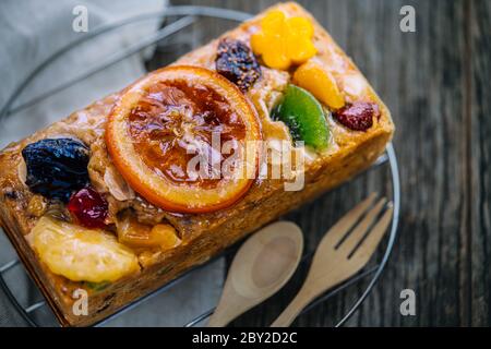 Gâteau aux fruits frais maison avec garniture aux fruits confits juteux Banque D'Images