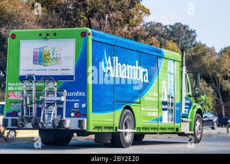 28 mai 2020 Redwood City / CA / USA - gros plan du service de livraison d'eau Alhambra camion roulant dans une rue Banque D'Images