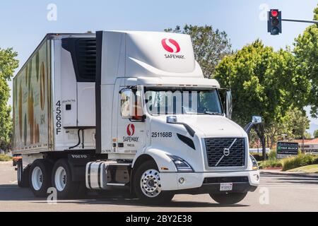 21 mai 2020 Sunnyvale/ CA / USA - Safeway Truck tournant à gauche sur une rue de la ville Banque D'Images