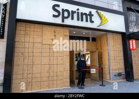 New York, États-Unis. 08 juin 2020. Un agent de sécurité se tient près d'un magasin de téléphone Sprint ouvert à Herald Square le premier jour de la réouverture des villes.New York City entre dans la phase 1 d'un plan de réouverture en quatre parties après avoir passé plus de deux mois en confinement. La ville de New York est la dernière région de l'État à rouvrir son économie. Crédit : SOPA Images Limited/Alamy Live News Banque D'Images