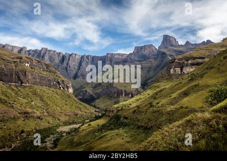 Parc national Royal Natal, KwaZulu-Natal, Afrique du Sud - 16 mai 2015. Vue sur l'amphithéâtre, caractéristique géographique du Drakensberg du Nord Banque D'Images