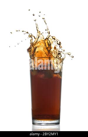 Belle touche de cola en verre isolé sur fond blanc Banque D'Images