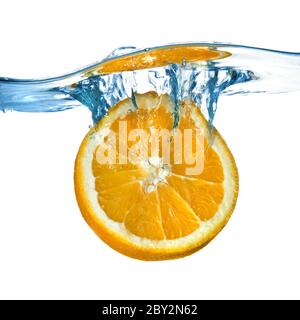 Fresh orange est tombé dans l'eau avec splash isolated on white Banque D'Images