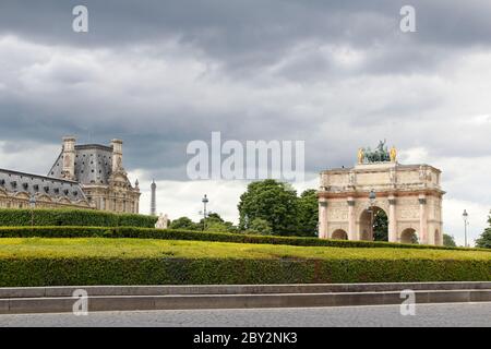 Vue sur l'Arc de Triomphe du Carousel et le palais aux nuages spectaculaires Banque D'Images